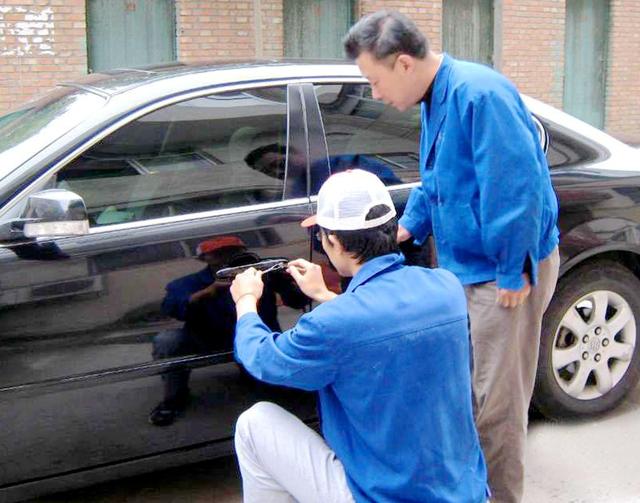 达尔罕茂明安联合旗汽车钥匙丢在车里面怎么办?